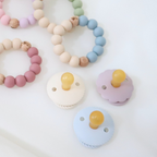 Personalized FRIGG Daisy Latex Baby Pacifier – Engraved Name
